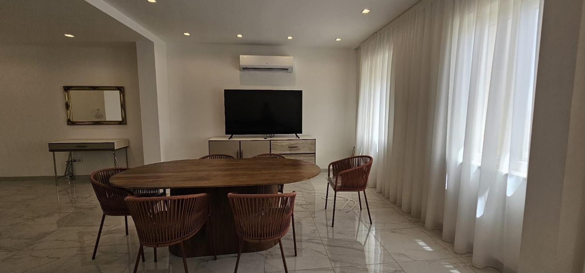 Modern Elegance Apartment *