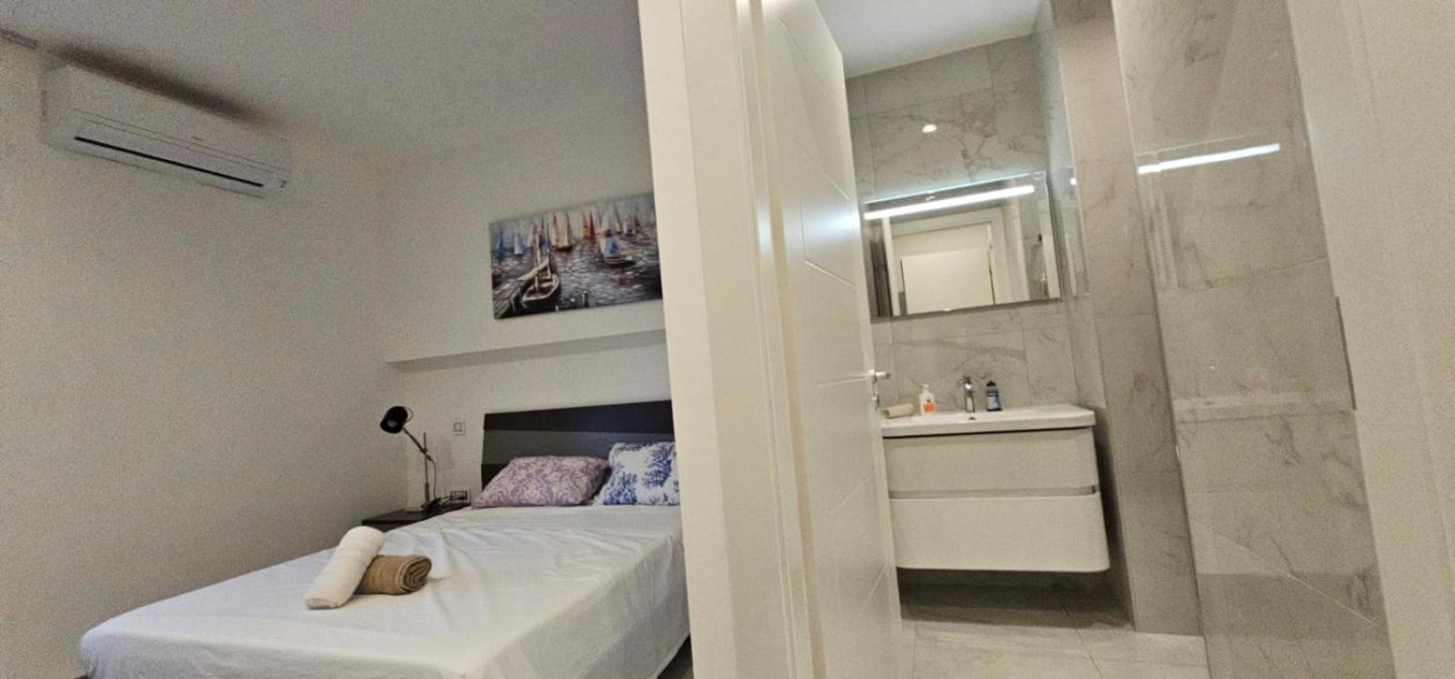 Modern Elegance Apartment *